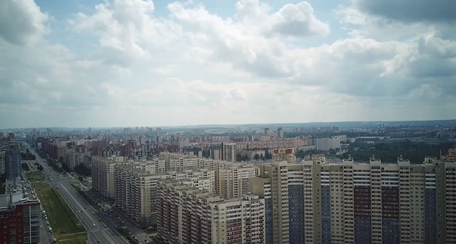 Сравнение цен на каркасный дом 100 м² и квартиры в новостройках в Москве и Санкт-Петербурге